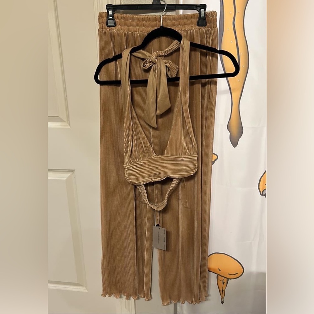 cute two piece set. Very comfy and light weight